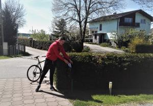 Matic Kolarič je delil maske v Gerečji vasi